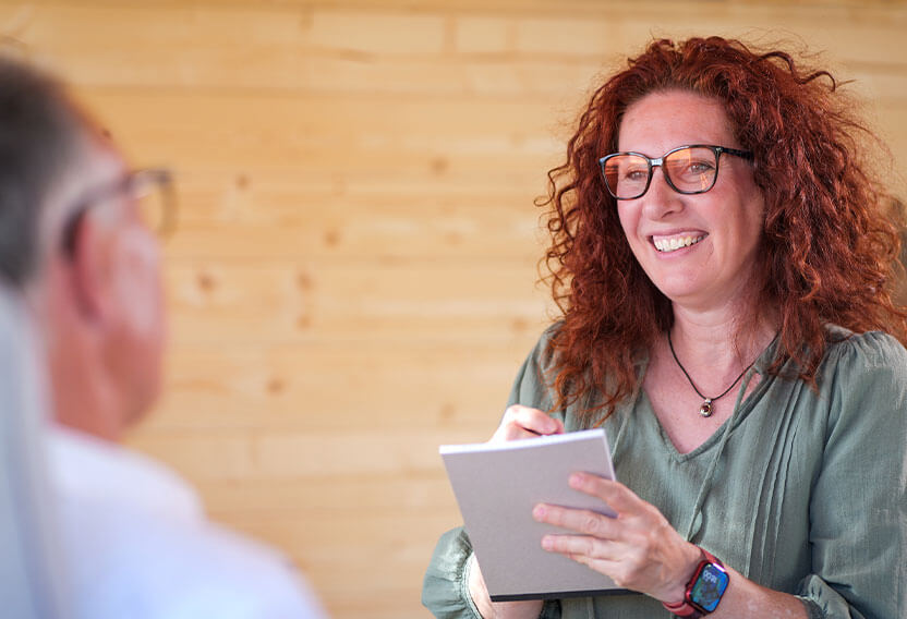 Silke in einer Sitzung mit ihrem Kunden