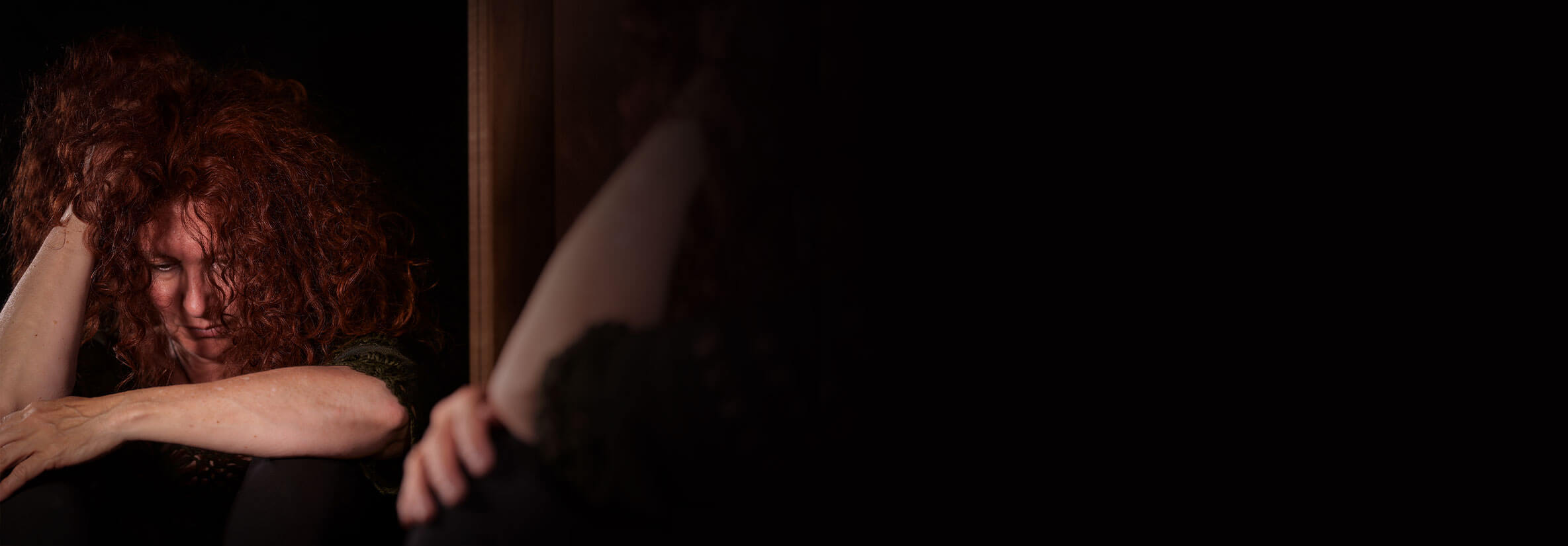 Vor Stress rauft sich eine Frau ihre Haare