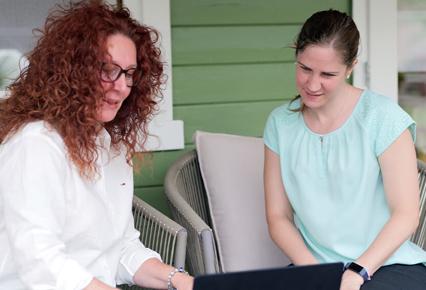 Silke im Beratungsgespräch mit einer Kundin